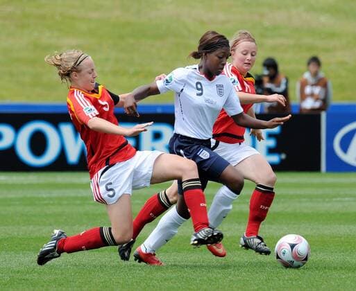 Danielle Carter (England U17, Mitte) gegen Carolin Simon (li.) und Claudia Götte (beide Deutschland U17) - Fußball Länderspiel Damen U17 WM 2008, U 17, Nationalteam, Nationaltrikot, Jugend, Nachwuchs, Junioren, Juniorinnen, Gruppe Auckland Dynamik,