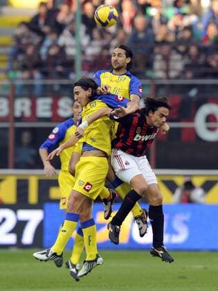 Mario Yepes (Mitte) und Simone Bentivoglio (beide Chievo Verona, li.) gegen Filippo Inzaghi (AC Mailand) -  Fußball Herren Serie A 2008 2009, 1. Italienische Liga, AC Milan - Chievo Verona Gruppe Mailand Dynamik, Kampf,