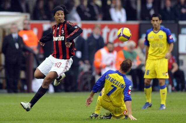 Ronaldinho (AC Mailand, li.) gegen Marcolini (Chievo Verona) -  Fußball Herren Serie A 2008 2009, 1. Italienische Liga, AC Milan - Chievo Verona Gruppe Mailand Dynamik,