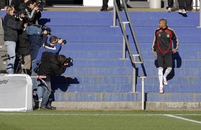 Marvin Compper (Deutschland) wird bei seinem Treppengang von den Fotografen ins Visier genommen Fußball Herren Nationalteam 2008, Training Totale Berlin