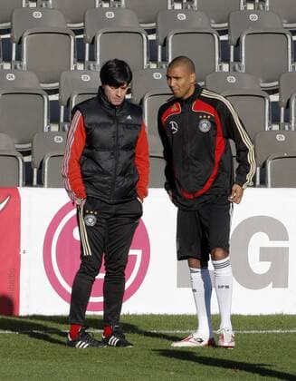Bundestrainer Joachim Löw (li.) und Marvin Compper (beide Deutschland) Fußball Herren Nationalteam 2008, Training Gruppe Berlin