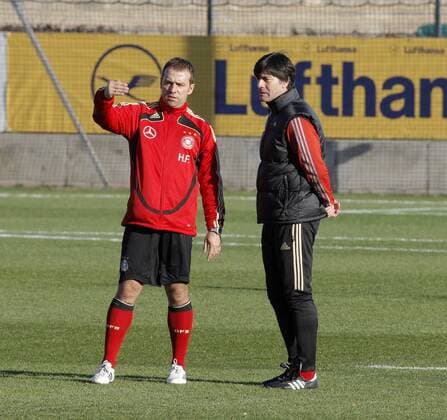 Co Trainer Hans Dieter Flick (li.) im Gespräch mit Bundestrainer Joachim Löw (beide Deutschland) Fußball Herren Nationalteam 2008, Training Gruppe Berlin Skepsis,