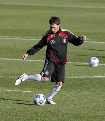 Tobias Weis (Deutschland) am Ball Fußball Herren Nationalteam 2008, Training Einzelbild Berlin