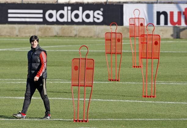 Bundestrainer Joachim Löw (Deutschland) neben Trainingsutensilien der Firma Barret Fußball Herren Nationalteam 2008, Training Einzelbild Berlin