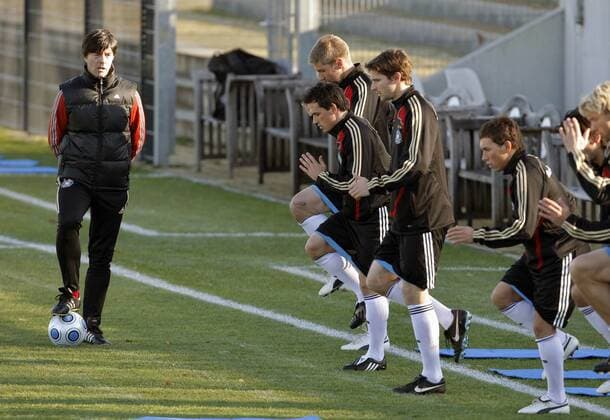 Aufwärmübungen unter Anleitung von Bundestrainer Joachim Löw, v.re.: Tobias Weis, Arne Friedrich, Piotr Trochowski und Thomas Hitzlsperger (alle Deutschland) Fußball Herren Nationalteam 2008, Training Gruppe Berlin