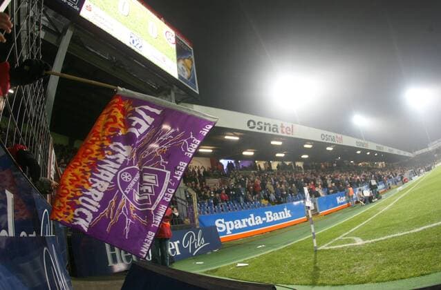 Fußball, Stadiongeschichte VfL Osnabrück Fanfahne in der Osnatel Arena in Osnabrück, Heimspielstätte des VfL Osnabrück Fußball 2. BL Herren Saison 2008 2009. VfL Osnabrück Totale OsnatelArena Osnabrück