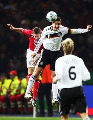 Miroslav Klose (Deutschland, re.) gegen Matthew Upson (England) Fußball Länderspiel Herren Freundschaftsspiel 2008, Test, Testspiel, Nationalteam, Nationaltrikot, Deutschland - England Gruppe Berlin Dynamik,