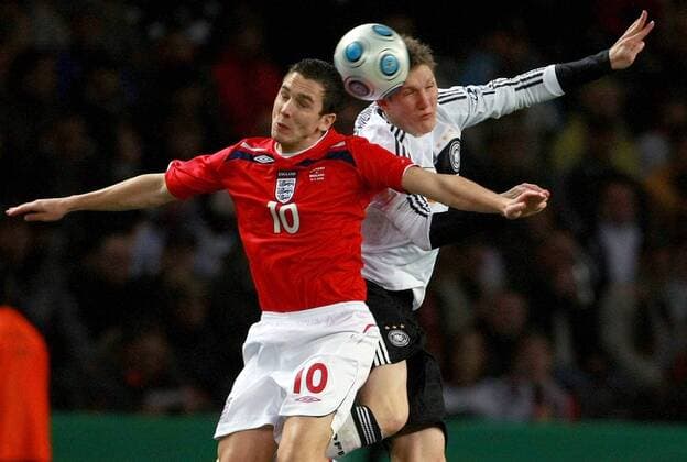 Stewart Downing (England, li.) gegen Bastian Schweinsteiger (Deutschland) Fußball Länderspiel Herren Freundschaftsspiel 2008, Test, Testspiel, Nationalteam, Nationaltrikot, Deutschland - England Gruppe Berlin Dynamik, Kampf,