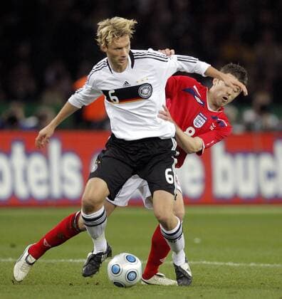 Simon Rolfes (Deutschland, li.) gegen Michael Carrick (England) Fußball Länderspiel Herren Freundschaftsspiel 2008, Test, Testspiel, Nationalteam, Nationaltrikot, Deutschland - England Gruppe Berlin Dynamik, Kampf,
