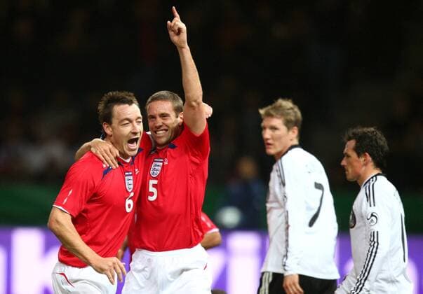 John Terry (li.) und Torschütze Matthew Upson (beide England) jubeln, re. Schweinsteiger und Trochowski (beide Deutschland) Fußball Länderspiel Herren Freundschaftsspiel 2008, Test, Testspiel, Nationalteam, Nationaltrikot Gruppe Berlin Freude, Begeisterung,