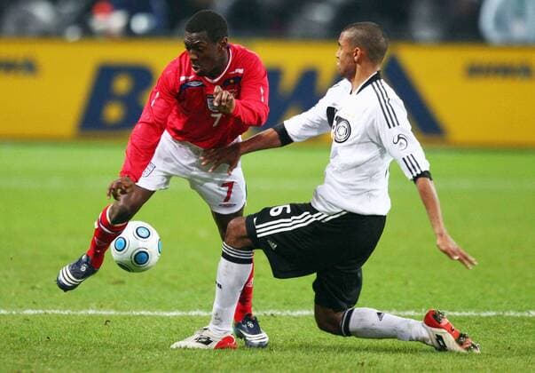 Shaun Wright Phillips (England, li.) gegen Marvin Compper (Deutschland) Fußball Länderspiel Herren Freundschaftsspiel 2008, Test, Testspiel, Nationalteam, Nationaltrikot Gruppe Berlin Dynamik, Kampf,