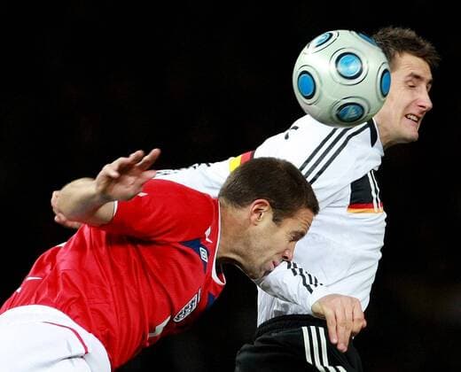 Miroslav Klose (Deutschland, re.) gegen Matthew Upson (England) Fußball Länderspiel Herren Freundschaftsspiel 2008, Testspiel, Test, Nationalteam, Nationaltrikot Gruppe Berlin Dynamik,