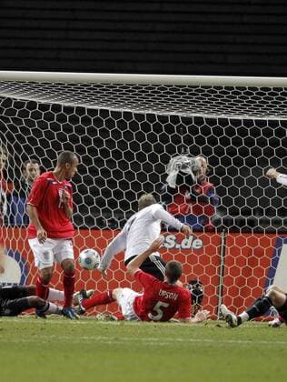 Matthew Upson (England) trifft zum 0:1 Fußball Länderspiel Herren Freundschaftsspiel 2008, Testspiel, Test, Nationalmannschaft, Nationaltrikot Gruppe Berlin