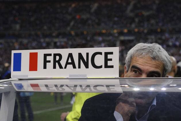 Nationaltrainer Raymond Domenech (Frankreich) versteckt sich hinter einem France Schild -  Fußball Länderspiel Herren Freundschaftsspiel 2008, Test, Testspiel, Nationalmannschaft Einzelbild Paris