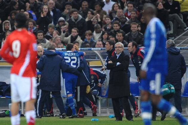 Franck Ribery (li.) muss verletzt vom Platz, Nationaltrainer Raymond Domenech (beide Frankreich) nachdenklich -  Fußball Länderspiel Herren Freundschaftsspiel 2008, Test, Testspiel, Nationalmannschaft Gruppe Paris Nachdenklichkeit,