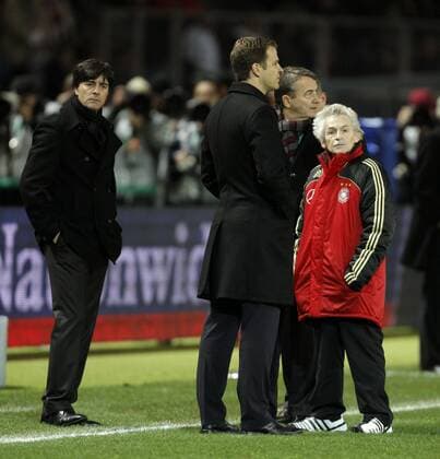 Adolf Katzenmeier (re.) an seinem letzten Arbeitstag noch einmal neben Bundestrainer Joachim Löw (li.), Teammanager Oliver Bierhoff (2.v.li.) und DFB Generalsekretär Wolfgang Niersbach (alle Deutschland) Fußball Länderspiel Herren Freundschaftsspiel 2008, Test, Testspiel, Nationalmannschaft, Nationaltrikot, Deutschland Gruppe Berlin