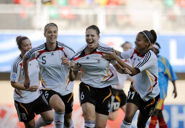 Torjubel Deutschland U20, v.re.: Nicole Banecki, Kim Kulig und Carlin Schiewe - Fußball WM Damen U20 WM 2008, U 20 Nationalteam, Nationaltrikot, Frauen, Frauenfußball Gruppe Länderspiel Santiago de Chile Freude, Begeisterung,