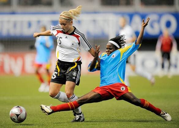 Julia Simic (Deutschland U20, li.) gegen Annette Nshimire (Kongo U20) - Fußball WM Damen U20 WM 2008, U 20 Nationalteam, Nationaltrikot, Frauen, Frauenfußball Gruppe Länderspiel Santiago de Chile Dynamik,