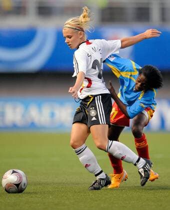 Julia Simic (Deutschland U20, li.) gegen Jeanne D Arc Neema (Kongo U20) - Fußball WM Damen U20 WM 2008, U 20 Nationalteam, Nationaltrikot, Frauen, Frauenfußball Gruppe Länderspiel Santiago de Chile Dynamik,