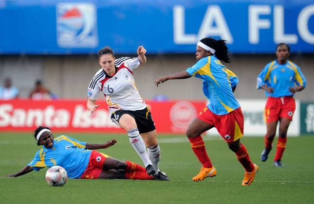 Kum Kulig (Deutschland U20, Mitte) gegen Annette Nshimire (li.) und Nanouche Lumbu (beide Kongo U20) - Fußball WM Damen U20 WM 2008, U 20 Nationalteam, Nationaltrikot, Frauen, Frauenfußball Gruppe Länderspiel Santiago de Chile Dynamik,