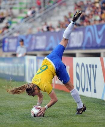 Leah (Brasilien U20) - Einwurf mit Salto - Fußball WM Damen U20 WM 2008, U 20, Länderspiel Nationalteam, Nationaltrikot, Frauen, Frauenfußball Einzelbild Temuco Dynamik,