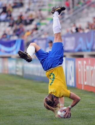 Leah (Brasilien U20) - Einwurf mit Salto - Fußball WM Damen U20 WM 2008, U 20, Länderspiel Nationalteam, Nationaltrikot, Frauen, Frauenfußball Einzelbild Temuco Dynamik,