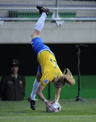 Leah (Brasilien U20) - Einwurf mit Salto - (Serie 1 3) - Fußball WM Damen U20 WM 2008, U 20, Länderspiel Nationalteam, Nationaltrikot, Frauen, Frauenfußball Einzelbild Temuco Dynamik,
