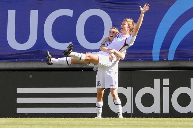 Ingrid Ryland trägt die Torschützin Ida Elise Enget (beide Norwegen U20) - Fußball WM Damen Frauen U20 WM, Länderspiel, Frauenfußball, Nationalmannschaft, Nationaltrikot, U 20 Gruppe o00 2008 Temuco Freude,
