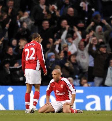 Mikael Silvestre (re.) und Gael Clichy (beide Arsenal) enttäuscht - EDITORIAL USE ONLY. No use with unauthorised audio, video, data, fixture lists, club league logos or live services. Online in-match use limited to 120 images, no video emulation. No use in betting, games or single club league player publications. Fußball Herren English Premier League 2008 2008, 1.Liga, Arsenal FC London Gruppe Manchester Enttäuschung,