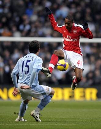 Gavin Hoyte (Arsenal, re.) gegen Javier Garrido (Manchester City) - EDITORIAL USE ONLY. No use with unauthorised audio, video, data, fixture lists, club league logos or live services. Online in-match use limited to 120 images, no video emulation. No use in betting, games or single club league player publications. Fußball Herren English Premier League 2008 2008, 1.Liga, Manchester City - Arsenal FC London Gruppe Manchester