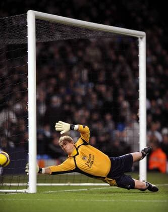 Torwart Joe Hart (Manchester City) - EDITORIAL USE ONLY. No use with unauthorised audio, video, data, fixture lists, club league logos or live services. Online in-match use limited to 120 images, no video emulation. No use in betting, games or single club league player publications. Fußball Herren English Premier League 2008 2008, 1.Liga, Manchester City Einzelbild Manchester Dynamik,
