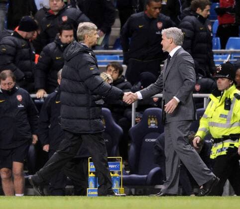 Trainer Arsene Wenger (Arsenal, li.) und Trainer Mark Hughes (Manchester City) - EDITORIAL USE ONLY. No use with unauthorised audio, video, data, fixture lists, club league logos or live services. Online in-match use limited to 120 images, no video emulation. No use in betting, games or single club league player publications. Fußball Herren English Premier League 2008 2008, 1.Liga, Manchester City - Arsenal FC London 3:0 Gruppe Manchester