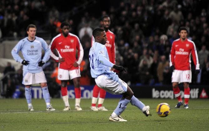 Daniel Sturridge (Manchester City) trifft per Elfmeter zum 3:0- EDITORIAL USE ONLY. No use with unauthorised audio, video, data, fixture lists, club league logos or live services. Online in-match use limited to 120 images, no video emulation. No use in betting, games or single club league player publications. Fußball Herren English Premier League 2008 2008, 1.Liga, Manchester City - Arsenal FC London 3:0 Gruppe Manchester Dynamik,