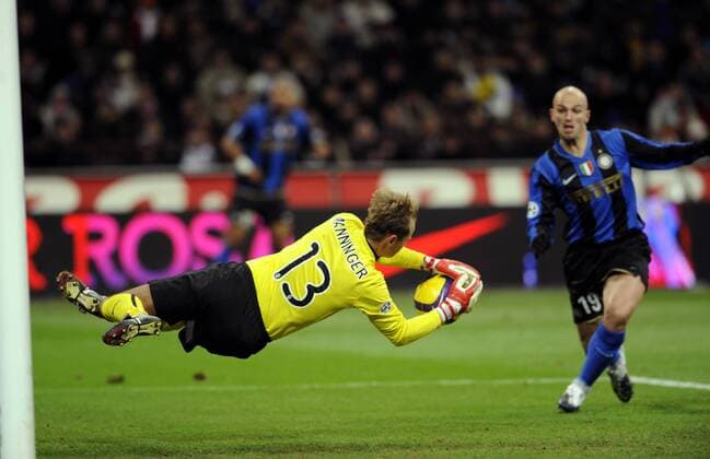 Torwart Alexander Manninger (Juventus Turin) am Ball -  Fußball Herren Serie A 2008 2009, 1. Italienische Liga, FC Internazionale Mailand - Juve 1:0 Gruppe Mailand Dynamik,