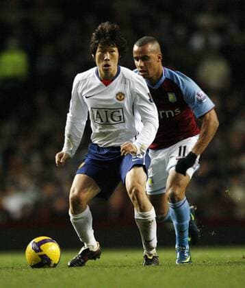 Ji Sung Park (Manchester United, li.) gegen Gabriel Agbonlahor (Aston Villa) - EDITORIAL USE ONLY. No use with unauthorised audio, video, data, fixture lists, club league logos or live services. Online in-match use limited to 120 images, no video emulation. No use in betting, games or single club league player publications. Fußball Herren English Premier League 2008 2009, 1. Englische Liga, Aston Villa - ManU 0:0 Gruppe Birmingham Dynamik,