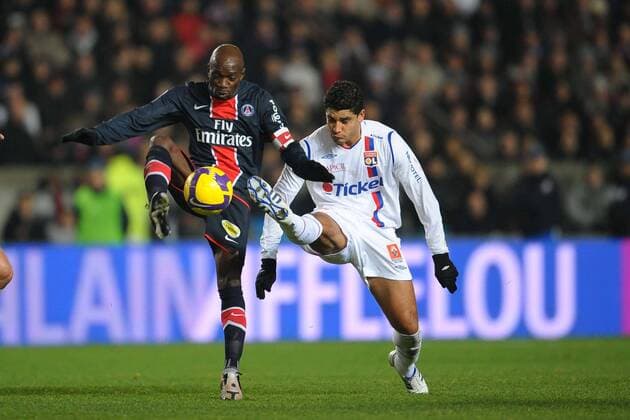Claude Makelele (Paris St. Germain, li.) gegen Ederson (Lyon) -  Fußball Herren Ligue 1 2008 2009, 1. Liga, Paris Saint Germain - Olympique Lyonnais 1:0, OL, PSG Gruppe Paris Dynamik,