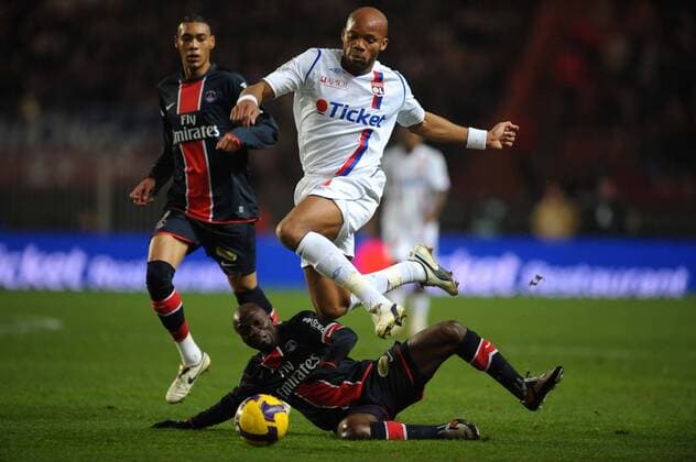 Jean Alain Boumsong (Lyon, re.) gegen Claude Makelele (Paris St. Germain, Mitte) -  Fußball Herren Ligue 1 2008 2009, 1. Liga, Paris Saint Germain - Olympique Lyonnais 1:0, OL, PSG, St. Gruppe Paris Dynamik, Kampf,