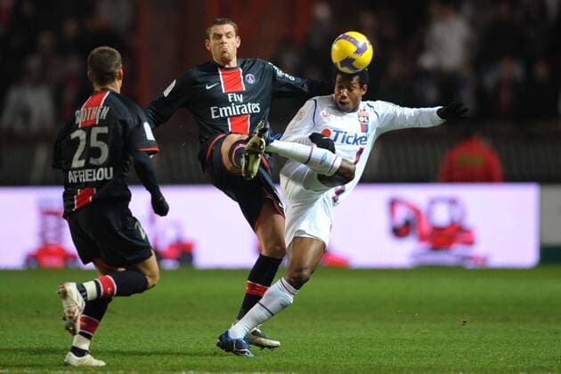 Jean Makoun (Lyon, re.) gegen Sylvain Armand (Mitte) und Jerome Rothen (beide Paris St. Germain) -  Fußball Herren Ligue 1 2008 2009, 1. Liga, Paris Saint Germain - Olympique Lyonnais 1:0, OL, PSG, St. Gruppe Paris Dynamik,