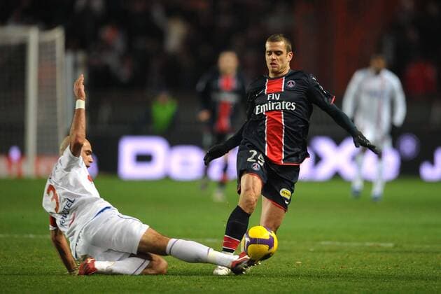 Jerome Rothen (Paris St. Germain, re.) gegen Cris (Lyon) -  Fußball Herren Ligue 1 2008 2009, 1. Liga, Paris Saint Germain - Olympique Lyonnais 1:0, OL, PSG, St. Gruppe Paris Dynamik, Kampf,
