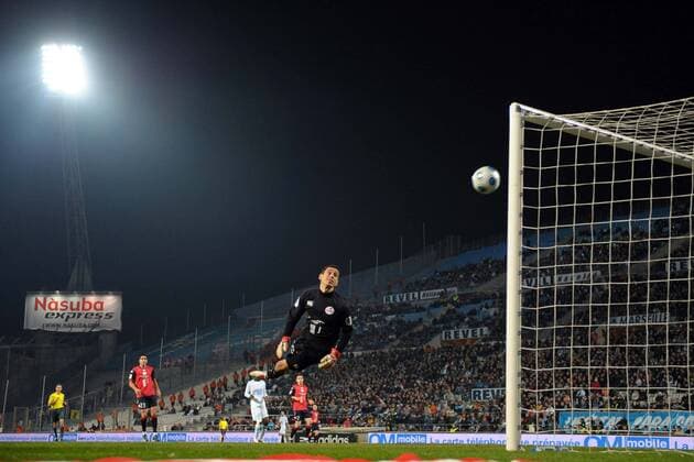 Torwart Gregory Malicki (Lille) muss ansehen, wie der Ball in seinem Tor einschlägt -  Fußball Herren Ligue 1 2008 2009, 1. Französische Liga, Olympique de Marseille - OSC Lille 2:2, OM Totale Marseille