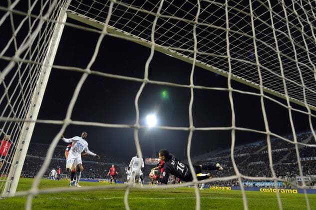 Torwart Gregory Malicki (Lille) pariert gegen Mamadou Samassa (Marseille, li.) -  Fußball Herren Ligue 1 2008 2009, 1. Französische Liga, Olympique de Marseille - OSC Lille 2:2, OM Gruppe Marseille
