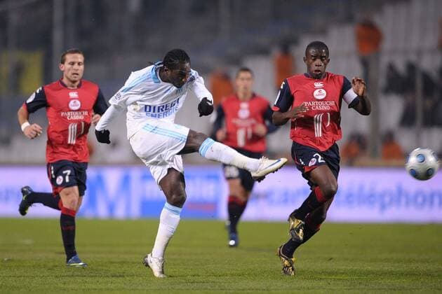 Mamadou Niang (Marseille, li.) gegen Rio Antonio Mavuba (Lille) -  Fußball Herren Ligue 1 2008 2009, 1. Französische Liga, Olympique de Marseille - OSC Lille 2:2, OM Gruppe Marseille Dynamik,