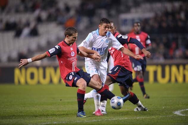 Hatem Ben Arfa (Marseille, Mitte) gegen Yohan Cabaye (Lille, li.) -  Fußball Herren Ligue 1 2008 2009, 1. Französische Liga, Olympique de Marseille - OSC Lille 2:2, OM Gruppe Marseille Dynamik,