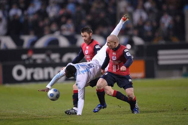 Mamadou Samassa (Marseille, Mitte) gegen Florent Balmont (re.) und Mathieu Debuchy (beide Lille) -  Fußball Herren Ligue 1 2008 2009, 1. Französische Liga, Olympique de Marseille - OSC Lille 2:2, OM Gruppe Marseille Dynamik, Kampf,