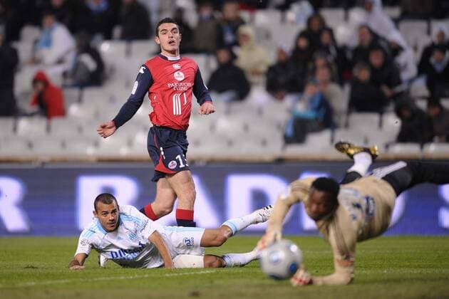 Nicolas Fauvergue (Lille, hi.) gegen Hilton und Torwart Steve Mandanda (beide Marseille) -  Fußball Herren Ligue 1 2008 2009, 1. Französische Liga, Olympique de Marseille - OSC Lille 2:2, OM Gruppe Marseille Dynamik,