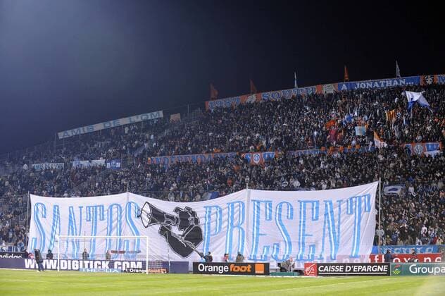 Santos present - Für die Fans von Olympique Marseille ist Santos Mirasierra noch immer anwesend, obwohl er sich seit seiner Verhaftung nach einem Auswärtsspiel in Madrid in Polizeigewahrsam befindet -  Fußball Herren Ligue 1 2008 2009, 1. Französische Liga, Olympique de Marseille, OM Totale Marseille
