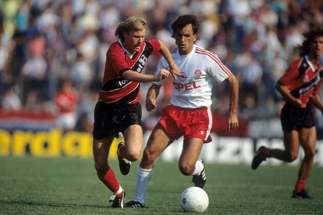 Lothar Sippel (Frankfurt, li.) gegen Radmilo Mihajlovic (Bayern) Fußball 1. BL Herren DEUTSCHSPRACHIGE SPORTZEITSCHRIFTEN UND -ZEITUNGEN NUR NACH RÜCKSPRACHE, DFB Pokal 1989 1990 Gruppe Frankfurt M. Dynamik,