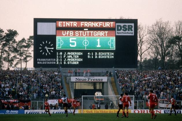 Anzeigetafel verkündet im Frankfurter Waldstadion den Spielstand von 5:1 zwischen Frankfurt und Stuttgart dank der Torschützen Fritz Walter (Stuttgart), Jörn Andersen, Stefan Studer und Dieter Eckstein (alle Frankfurt) Fußball 1. BL Herren DEUTSCHSPRACHIGE SPORTZEITSCHRIFTEN UND -ZEITUNGEN NUR NACH RÜCKSPRACHE, Saison 1989 1990 Totale Waldstadion Frankfurt M.