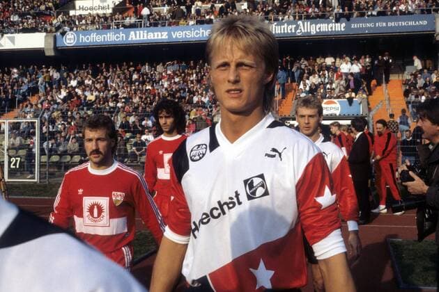 Einmarsch zum Bundesligaspiel mit Jörn Andersen (2.v.re.), Dieter Eckstein (re., beide Frankfurt), Fritz Walter (li.) und Maurizio Gaudino (beide Stuttgart) Fußball 1. BL Herren DEUTSCHSPRACHIGE SPORTZEITSCHRIFTEN UND -ZEITUNGEN NUR NACH RÜCKSPRACHE, Saison 1989 1990 Gruppe Frankfurt M.