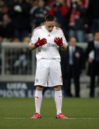 Franck Ribery (Bayern) betet vor Spielbeginn Fußball EC 1 Herren Champions League 2008 2009, FC Bayern München Einzelbild München